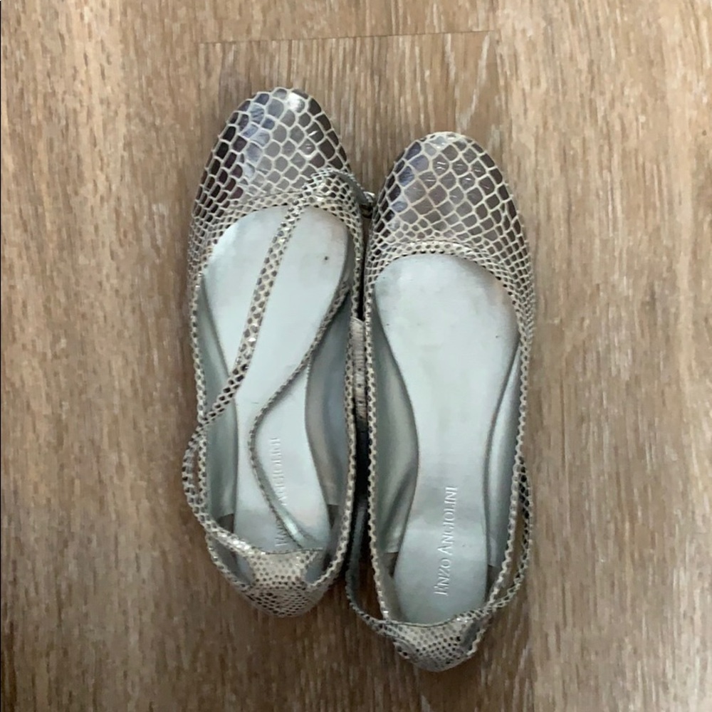 Enzo angiolini slvr snakeskin flats 7.5